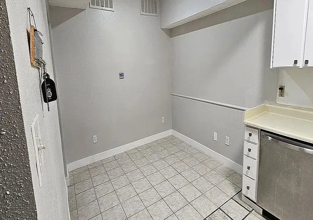 Listing Photo 4 - Condo for sale in building located at 2100 Tanglewilde, Houston, TX 77063 - Unit #167