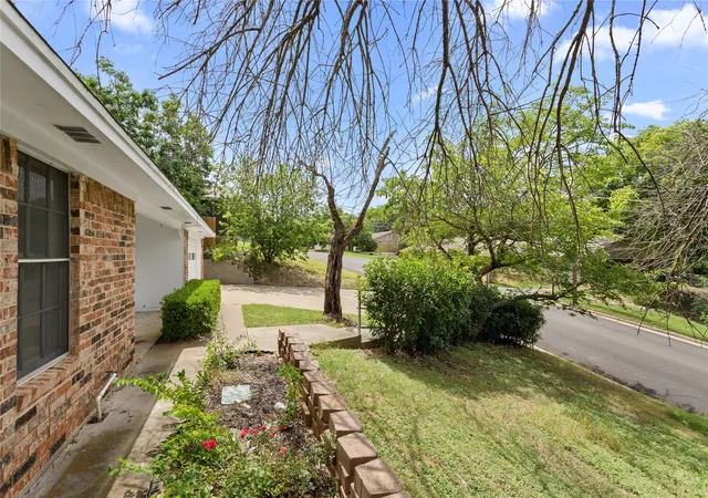 Photo 2 of Single family home for sale at 1017 Wedgewood Dr, Woodway, TX 76712 | MLS# 21336874 | Listing updated on 2026-08-28