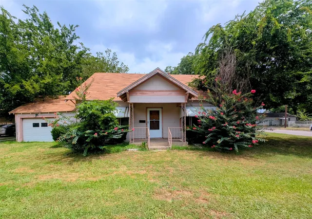 Photo 1 of Sale Pending at 1000 N Morris St, Gainesville, TX 76240 | MLS# 21336286 | Listing updated on 2026-09-03