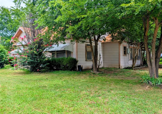 Photo 2 of Sale Pending at 1000 N Morris St, Gainesville, TX 76240 | MLS# 21336286 | Listing updated on 2026-09-03