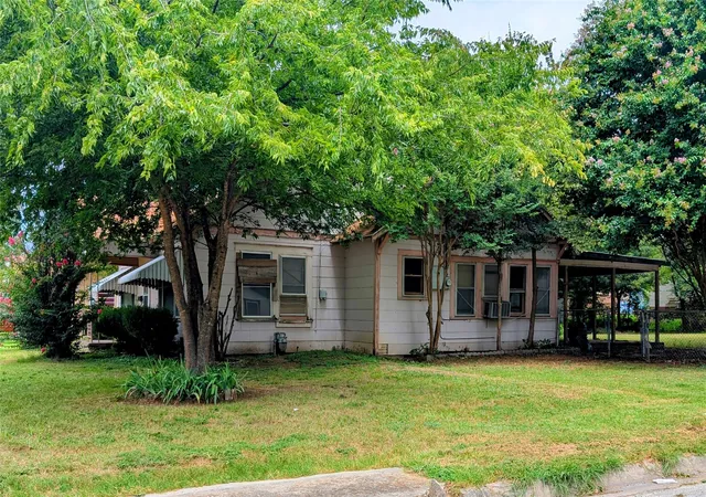 Photo 3 of Sale Pending at 1000 N Morris St, Gainesville, TX 76240 | MLS# 21336286 | Listing updated on 2026-09-03
