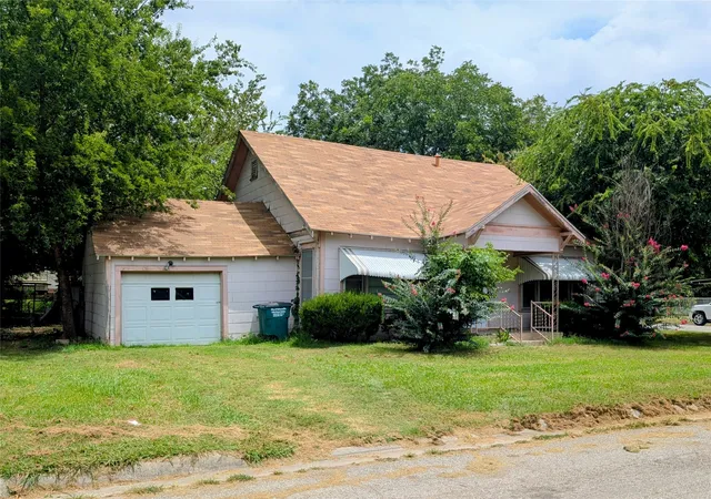 Photo 3 of Sale Pending at 1000 N Morris St, Gainesville, TX 76240 | MLS# 21336286 | Listing updated on 2026-09-03
