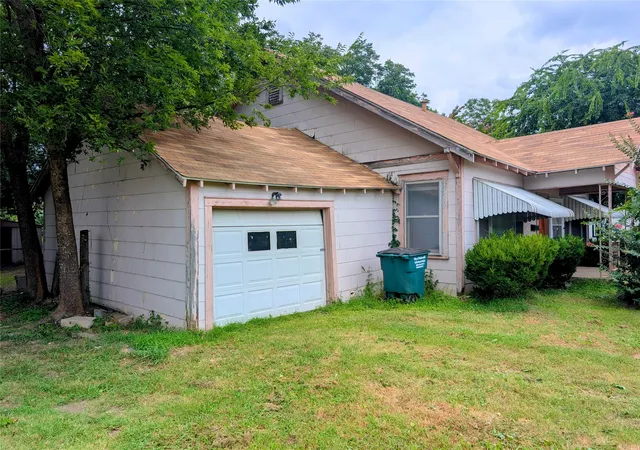 Photo 4 of Sale Pending at 1000 N Morris St, Gainesville, TX 76240 | MLS# 21336286 | Listing updated on 2026-09-03