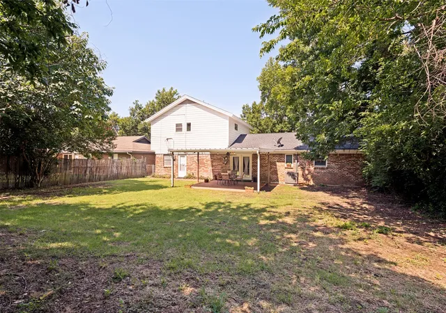Photo 12 of Sale Pending at 511 Simmons Dr, Euless, TX 76040 | MLS# 21340591 | Listing updated on 2026-08-21
