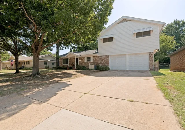 Photo 1 of Sale Pending at 511 Simmons Dr, Euless, TX 76040 | MLS# 21340591 | Listing updated on 2026-08-21