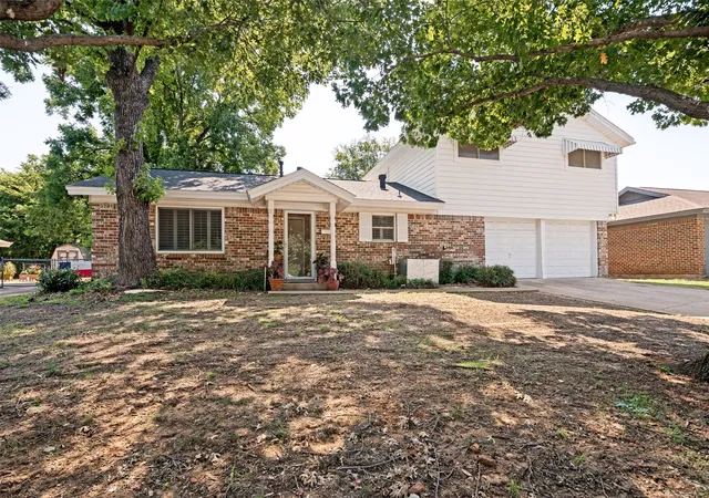 Photo 2 of Sale Pending at 511 Simmons Dr, Euless, TX 76040 | MLS# 21340591 | Listing updated on 2026-08-21