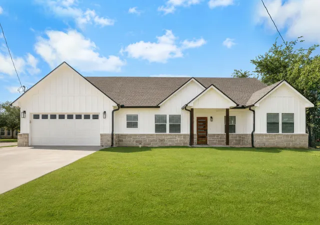 Photo 1 of Sale Pending at 304 E Adams St, Riesel, TX 76682 | MLS# 21340671 | Listing updated on 2026-09-16