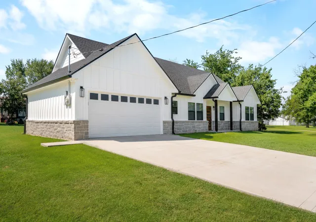 Photo 2 of Sale Pending at 304 E Adams St, Riesel, TX 76682 | MLS# 21340671 | Listing updated on 2026-09-16