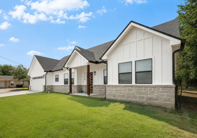 Photo 3 of Sale Pending at 304 E Adams St, Riesel, TX 76682 | MLS# 21340671 | Listing updated on 2026-09-16