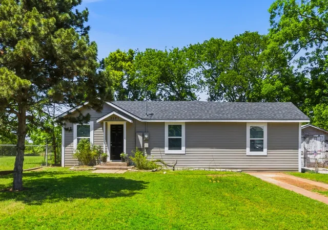 Photo 2 of Single family home for sale at 2121 W Bond St, Denison, TX 75020 | MLS# 21261461 | Listing updated on 2026-10-07