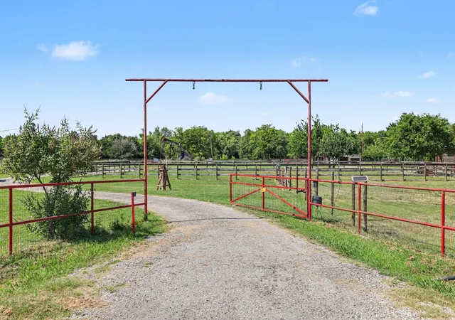 Photo 3 of Single family home for sale at 1135 Leo Andrews Rd, Whitesboro, TX 76273 | MLS# 21338642 | Listing updated on 2026-10-06