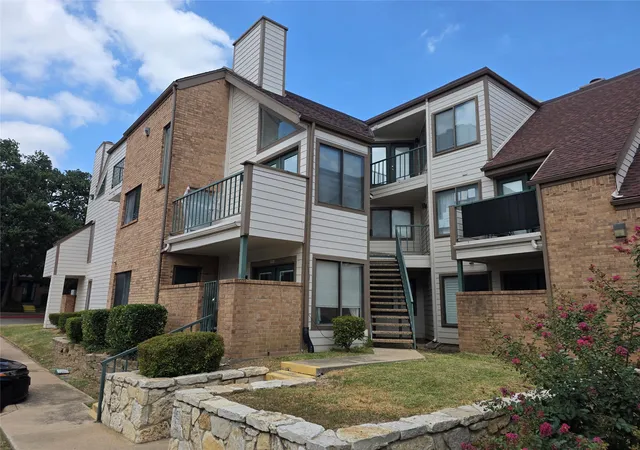 Photo 3 of Condo for sale at 2300 Balsam Dr #G306, Arlington, TX 76006 | MLS# 21340828 | Listing updated on 2026-07-25