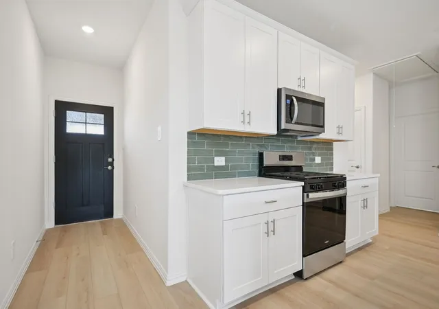 Photo 3 of Single family home for sale at 214 Winchester Ln, Sherman, TX 75092 | MLS# 21340344 | Listing updated on 2026-08-25
