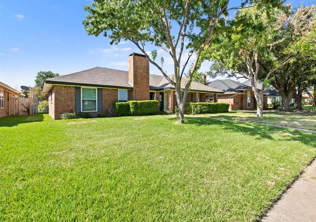 Photo 2 of Single family home for sale at 910 Green Canyon Dr, Mesquite, TX 75150 | MLS# 21339674 | Listing updated on 2026-08-24