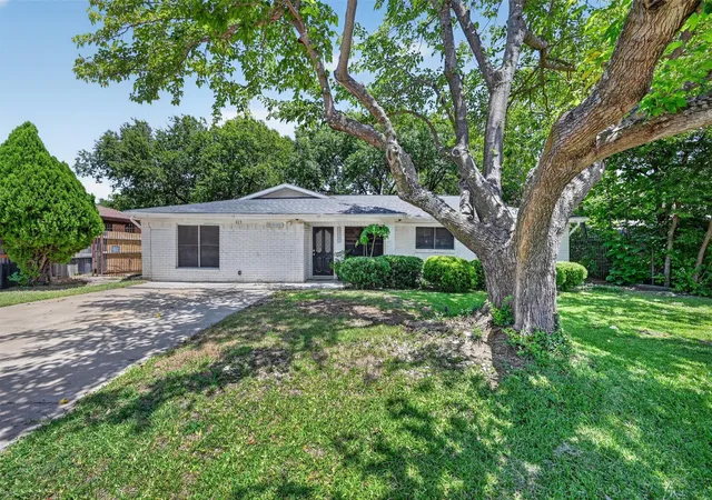 Photo 1 of Single family home for sale at 423 Mckown Dr, Mansfield, TX 76063 | MLS# 21340361 | Listing updated on 2026-08-21