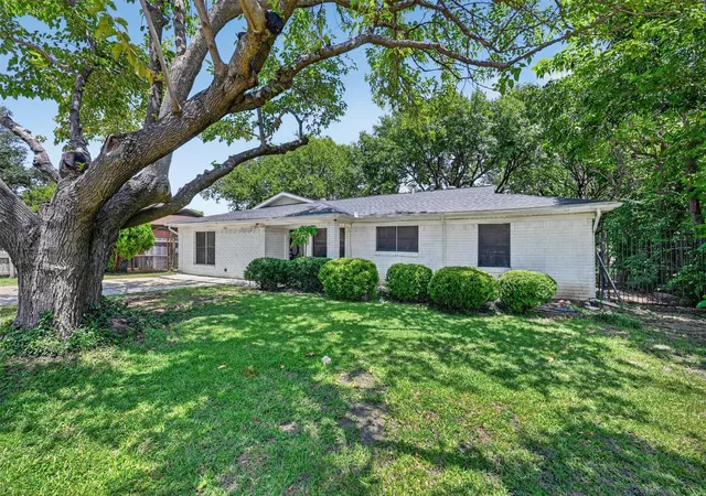Photo 3 of Single family home for sale at 423 Mckown Dr, Mansfield, TX 76063 | MLS# 21340361 | Listing updated on 2026-08-21