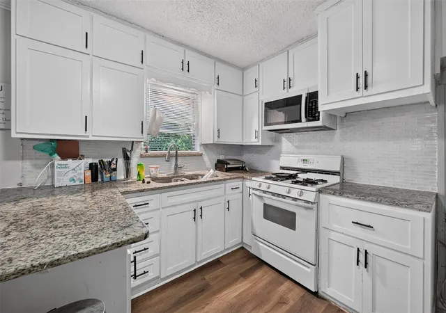 Photo 3 of Single family home for sale at 423 Mckown Dr, Mansfield, TX 76063 | MLS# 21340361 | Listing updated on 2026-08-21