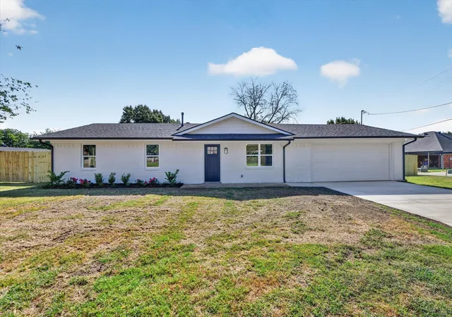 Photo 1 of Single family home for sale at 900 S 3rd St, Sanger, TX 76266 | MLS# 21341216 | Listing updated on 2026-08-24