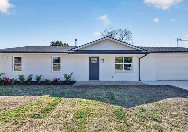 Photo 2 of Single family home for sale at 900 S 3rd St, Sanger, TX 76266 | MLS# 21341216 | Listing updated on 2026-08-24