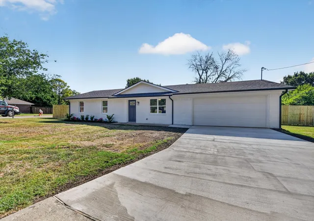 Photo 3 of Single family home for sale at 900 S 3rd St, Sanger, TX 76266 | MLS# 21341216 | Listing updated on 2026-08-24