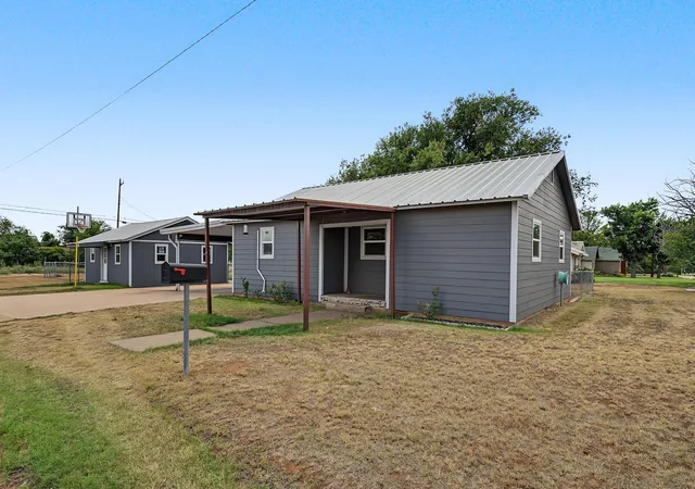 Photo 3 of Single family home for sale at 611 N Richard Ave, Rotan, TX 79546 | MLS# 21341283 | Listing updated on 2026-10-05