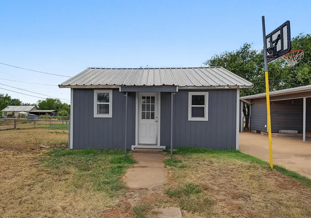 Photo 3 of Single family home for sale at 611 N Richard Ave, Rotan, TX 79546 | MLS# 21341283 | Listing updated on 2026-10-05