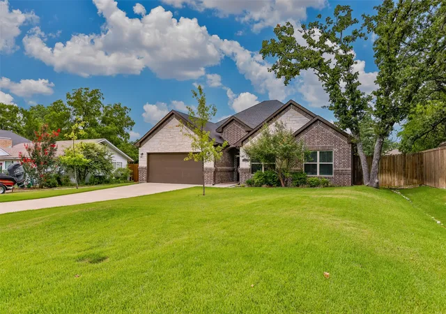 1st image of 110 E Iriquois Dr, Gainesville, TX 76240 | MLS# 21339193