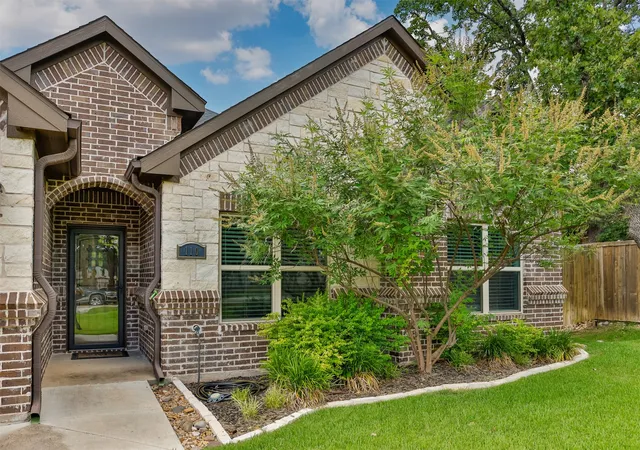 2nd image of 110 E Iriquois Dr, Gainesville, TX 76240 | MLS# 21339193
