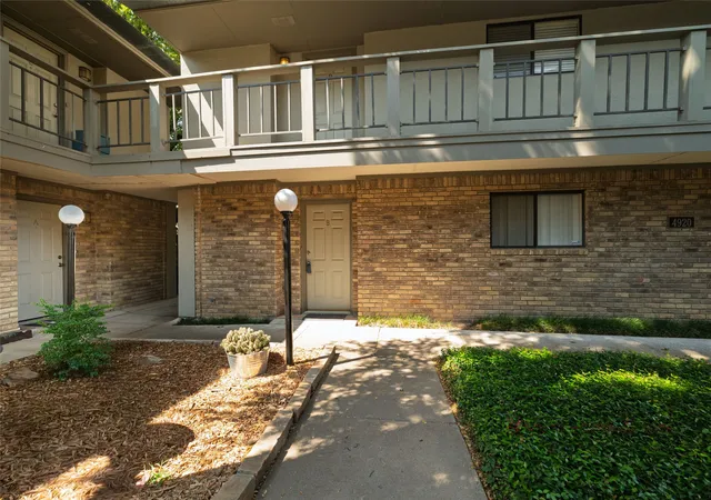 Listing Photo 4 - Condo for sale in building located at 4920 Byers Ave, Fort Worth, TX 76107 - Unit #B