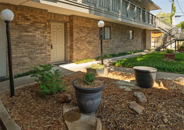 Listing Photo 5 - Condo for sale in building located at 4920 Byers Ave, Fort Worth, TX 76107 - Unit #B