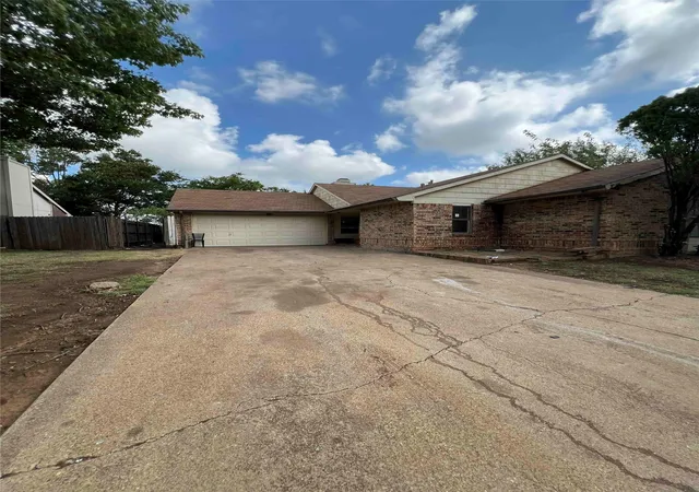 Photo 1 of Sale Pending at 3308 Woodlark Dr, Fort Worth, TX 76123 | MLS# 21341372 | Listing updated on 2026-08-06