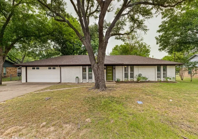 Photo 1 of Single family home for sale at 410 E White St, Pilot Point, TX 76258 | MLS# 21341439 | Listing updated on 2026-08-20