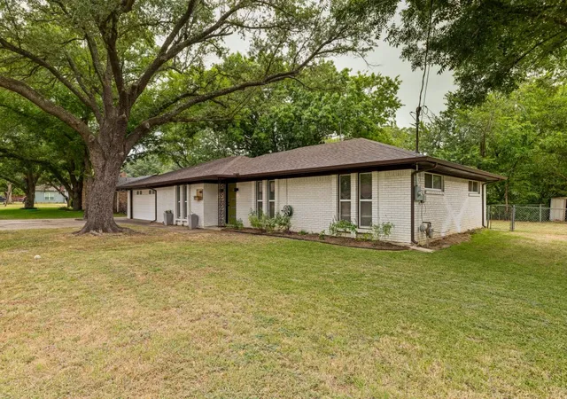 Photo 2 of Single family home for sale at 410 E White St, Pilot Point, TX 76258 | MLS# 21341439 | Listing updated on 2026-08-20