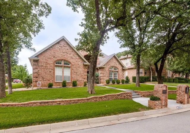 Photo 1 of Single family home for sale at 2326 Ox Bow Ct, Arlington, TX 76006 | MLS# 21341556 | Listing updated on 2026-08-17