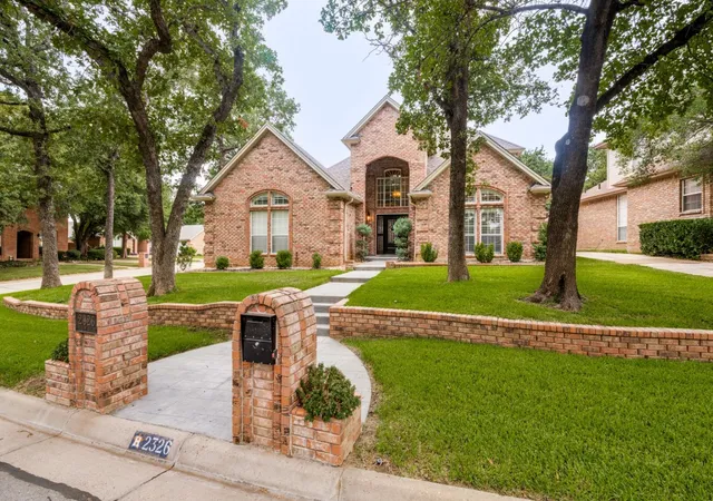 Photo 2 of Single family home for sale at 2326 Ox Bow Ct, Arlington, TX 76006 | MLS# 21341556 | Listing updated on 2026-08-17