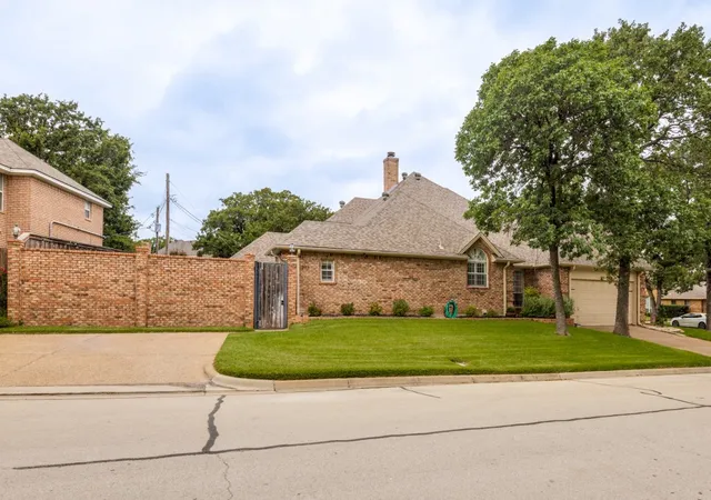 Photo 3 of Single family home for sale at 2326 Ox Bow Ct, Arlington, TX 76006 | MLS# 21341556 | Listing updated on 2026-08-17
