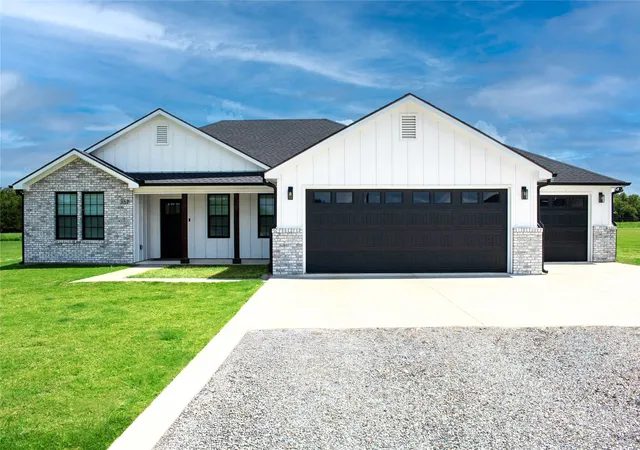 Photo 1 of Single family home for sale at 352 Private Rd #36009, Honey Grove, TX 75446 | MLS# 21322430 | Listing updated on 2026-08-26