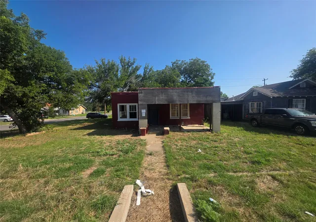 Photo 1 of Single family home for sale at 1100 E Walker St, Breckenridge, TX 76424 | MLS# 21339117 | Listing updated on 2026-10-04