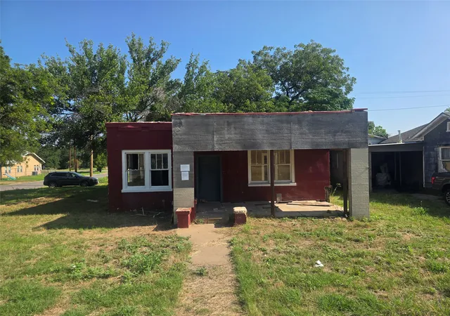 Photo 2 of Single family home for sale at 1100 E Walker St, Breckenridge, TX 76424 | MLS# 21339117 | Listing updated on 2026-10-04
