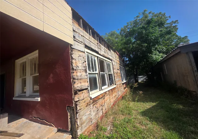 Photo 3 of Single family home for sale at 1100 E Walker St, Breckenridge, TX 76424 | MLS# 21339117 | Listing updated on 2026-10-04