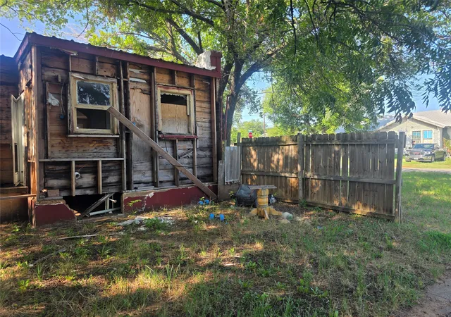 Photo 4 of Single family home for sale at 1100 E Walker St, Breckenridge, TX 76424 | MLS# 21339117 | Listing updated on 2026-10-04