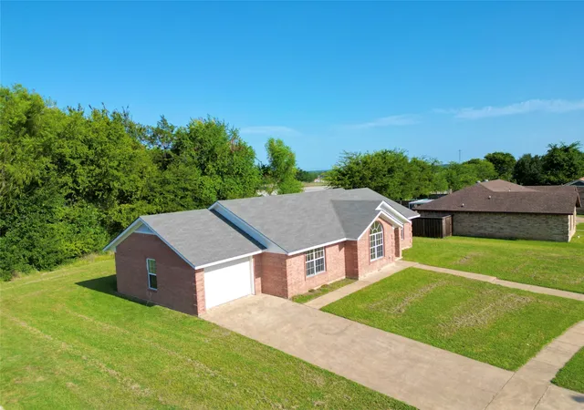 Photo 1 of Single family home for sale at 2001 Solomon Dr, Commerce, TX 75428 | MLS# 21341716 | Listing updated on 2026-09-19