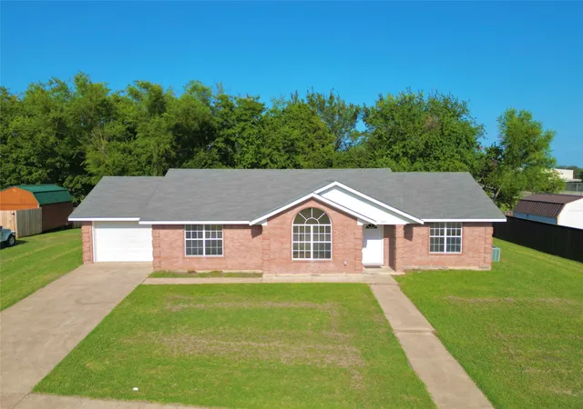 Photo 2 of Single family home for sale at 2001 Solomon Dr, Commerce, TX 75428 | MLS# 21341716 | Listing updated on 2026-09-19