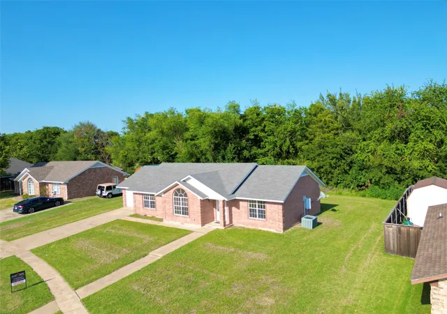 Photo 3 of Single family home for sale at 2001 Solomon Dr, Commerce, TX 75428 | MLS# 21341716 | Listing updated on 2026-09-19