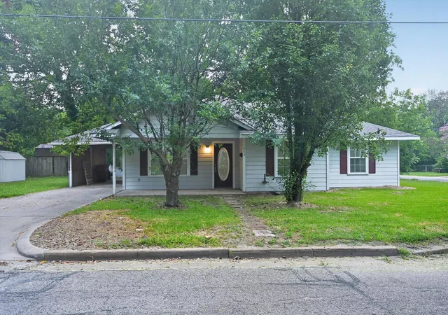 Photo 1 of Single family home for sale at 1002 Pine St, Bonham, TX 75418 | MLS# 21341725 | Listing updated on 2026-08-26