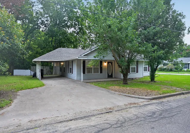 Photo 2 of Single family home for sale at 1002 Pine St, Bonham, TX 75418 | MLS# 21341725 | Listing updated on 2026-08-26