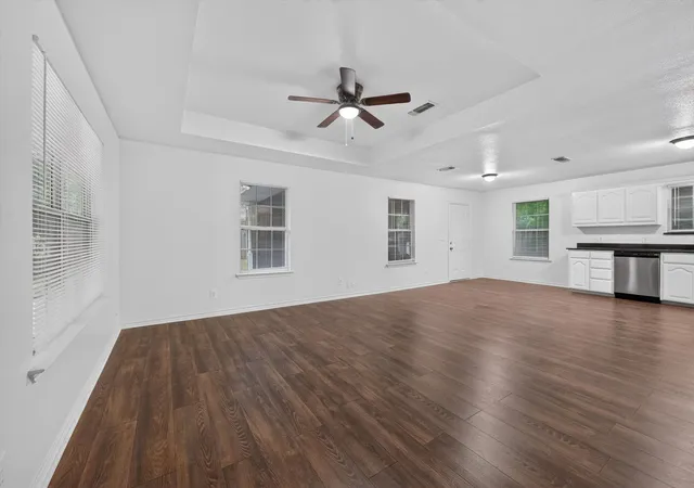 Photo 4 of Single family home for sale at 1002 Pine St, Bonham, TX 75418 | MLS# 21341725 | Listing updated on 2026-08-26