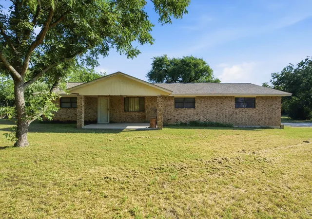 Photo 1 of Single family home for sale at 917 E Ross Ave, De Leon, TX 76444 | MLS# 21341434 | Listing updated on 2026-09-26