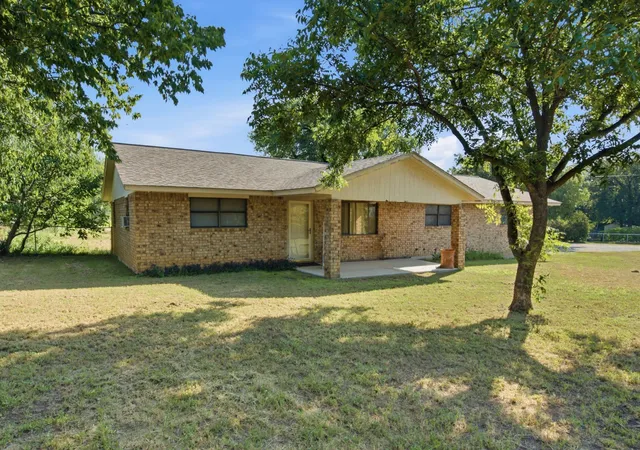 Photo 2 of Single family home for sale at 917 E Ross Ave, De Leon, TX 76444 | MLS# 21341434 | Listing updated on 2026-09-26