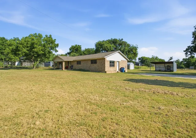 Photo 3 of Single family home for sale at 917 E Ross Ave, De Leon, TX 76444 | MLS# 21341434 | Listing updated on 2026-09-26